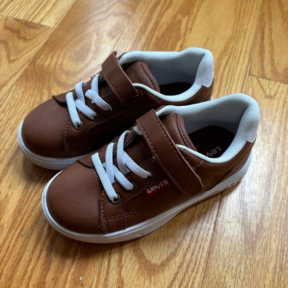 Levi’s Boys Leather Tan and White Sneaker - Picture 1 of 9